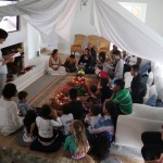 À Marbella, en Espagne, des enfants se rassemblent sous une tente pour recréer les conditions du jardin du Riḍvan, où Bahá’u’lláh est resté avec ses compagnons avant son nouvel exil de Bagdad à Edirne.