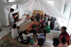 À Marbella, en Espagne, des enfants se rassemblent sous une tente pour recréer les conditions du jardin du Riḍvan, où Bahá’u’lláh est resté avec ses compagnons avant son nouvel exil de Bagdad à Edirne.