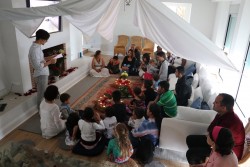 À Marbella, en Espagne, des enfants se rassemblent sous une tente pour recréer les conditions du jardin du Riḍvan, où Bahá’u’lláh est resté avec ses compagnons avant son nouvel exil de Bagdad à Edirne.