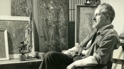 Mark Tobey dans son studio en 1949, offert par Arthur Lyon Dahl. Photo de Larry Novak