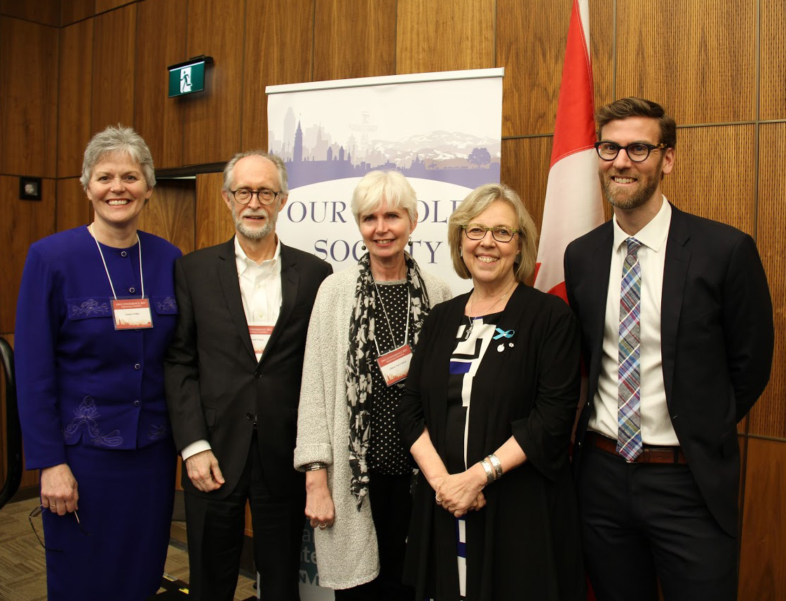 Les représentants de la communauté bahá’íe Gerald Filson (2e à partir de la gauche) et Geoffrey Cameron (à droite) avec les participants à la Our Whole Society: Religion and Citizenship at Canada’s 150th (Toute notre société : religion et citoyenneté au 150e anniversaire du Canada), y compris Elizabeth May (deuxième à partir de la droite), chef du parti Vert.