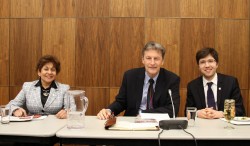 Yasmin Ratansi (à gauche), la première femme musulmane membre du Parlement, est assise avec les députés John McKay (au milieu) et Garnett Genius (à droite) à la conférence d’Ottawa sur le rôle de la religion dans la société canadienne.