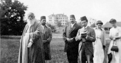 ‘Abdu’l-Bahá visite Green Acre en 1912. (Photo du site centenary.bahai.us)