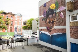 La peinture murale To Blossom (S’épanouir) de l’artiste Tatyana Fazalizadeh est située à l’école PS92 à Harlem. C’est une partie de la campagne L’Éducation n’est pas un crime, qui sensibilise au refus d’accès à l’éducation visant les bahá’ís iraniens.
