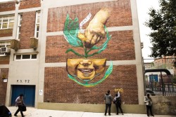 La peinture murale de Marthalicia Matarrita, artiste vivant à New York, symbolise les graines que plante l’éducation. Mme Matarrita est née et a grandi à Harlem, un quartier historique de New York, connu comme un centre de vie et de culture afro-américaine et hispanique. 