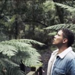 Nathaniel dans la vidéo Power Over All Things. Réfléchissant aux paroles de Bahá’u’lláh, il a déclaré : « Je pense que c’est une prière très puissante qui peut nous aider et, dans cette période très difficile pour la planète, nous avons vraiment besoin de plus de ces mots pleins de force qui nous sont offerts. »