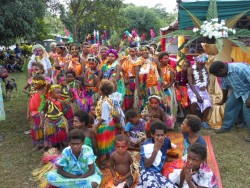 La célébration joyeuse du dévoilement du projet de la maison d’adoration locale regroupait les enfants, les jeunes et les adultes.