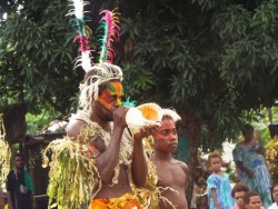 C’est au son de la conque que les membres de la communauté bahá’íe de l’île de Tanna ont marqué le dévoilement du projet du temple. Il s’agit d’un acte traditionnel qui signale des étapes importantes.