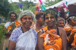 Beaucoup d’habitants de l’île étaient habillés en costumes traditionnels tannais pour accueillir le dévoilement du projet du temple.