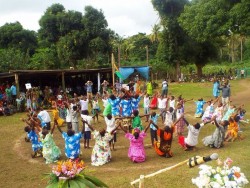 Des danseurs interprètent la scène de l’unité et la dance de l’unité.