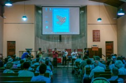 Des musiciens à la conférence sur les réfugiés.