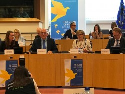 Le vice-président de la Commission européenne, Frans Timmermans (au centre à gauche) : « La seule voie à suivre pour une société aussi diversifiée que l’Europe est de parvenir à une compréhension commune des valeurs que nous partageons. »