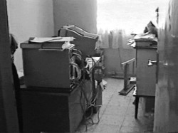 L’Institut bahá’í d’enseignement supérieur a été lancé en 1987 pour répondre aux besoins éducatifs des jeunes bahá’ís à qui avait systématiquement été refusé l’accès à l’enseignement supérieur par le gouvernement iranien. Les cours de l’IBES reposaient de façon importante sur les photocopies en grands nombres. En 1998, le gouvernement a confisqué plusieurs grands ensembles de photocopie – un revers important pour le fonctionnement de l’université.