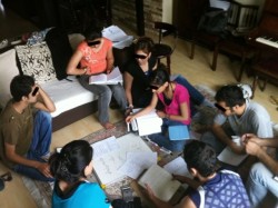 Des étudiants de l’IBES se rassemblent dans un salon pour étudier. (Photo de courtoisie de la Communauté internationale bahá’íe)