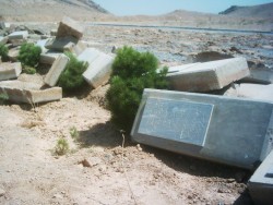 « Les bahá’ís sont persécutés du berceau à la tombe parce que même les cimetières bahá’ís sont profanés », a déclaré Diane Ala’i, la représentante de la CIB. On retrouve ici un cimetière bahá’í à Najafabad qui a été détruit par un bulldozer en 2007.