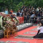 Aung San Suu Kyi a déposé une couronne sur le tombeau de neuf politiciens, dont son père, qui ont été assassinés il y a 70 ans. (Photo de courtoisie du ministère de l’Information du Myanmar)