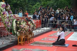 Aung San Suu Kyi a déposé une couronne sur le tombeau de neuf politiciens, dont son père, qui ont été assassinés il y a 70 ans. (Photo de courtoisie du ministère de l’Information du Myanmar)