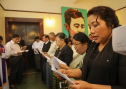 Le service a honoré le soixante-dixième anniversaire de la mort du général Aung San. Des représentants de groupes religieux ont été invités à lire des prières pour l’occasion. (Photo de courtoisie du ministère de l’Information du Myanmar)