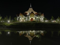 La maison d’adoration de nuit