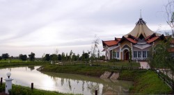 Le temple est entouré de jardins et de bassins.