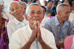 Des participants lors de la cérémonie d'inauguration du temple de Battambang