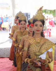 Les couleurs vives, la musique et la splendeur de la culture cambodgienne étaient à l'honneur au cours du programme du matin, qui a commencé par des prières et une danse traditionnelle.