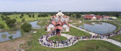 Les visites du temple ont continué tout au long de la journée.