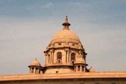 Le Secretariat Building à New Delhi. En Inde, le président et le Premier ministre ont adressé des messages à la communauté bahá’íe à l’occasion de l’anniversaire du bicentenaire de la naissance de Bahá’u’lláh. (Crédit photo Wikipedia commons, copyright Christian Haugen)