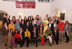 Le maire Richard Hemmer (deuxième rangée, quatrième à partir de la droite) et les membres du conseil municipal, ainsi que certains des bénévoles lors de la célébration de commémoration du bicentenaire de la naissance de Bahá’u’lláh, qui a eu lieu la semaine dernière à Bruck, en Autriche.
