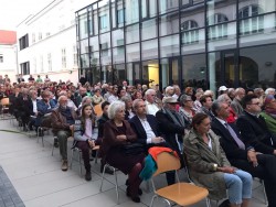 La célébration à Bruck an der Leitha du bicentenaire de la naissance de Bahá’u’lláh a attiré plus de 200 invités de la ville et des alentours.
