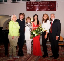 De gauche à droite : Helga Longin, qui a participé à la préparation de la célébration, Peter Windholz, le président d’Unser Bruck Hilft!, Serafia Myriknopoulou, la directrice de l’école de musique locale, Dorothy Bayer, la représentante de la communauté bahá’íe, Isabel Philipp, conférencière à l’évènement, et Behrooz Zarifzadeh à la célébration du 200e anniversaire de la naissance de Bahá’u’lláh, à Bruck an der Leitha, en Autriche.