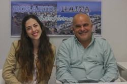 À Rosario, en Argentine, le conseiller Carlos Comi (à droite) et Bracha Sela, membre de la communauté bahá’íe (à gauche), ont appelé un représentant au Centre mondial bahá’í le 2 août pour lui faire part de leurs salutations et de leurs meilleurs vœux à l’occasion de cette année spéciale du bicentenaire.