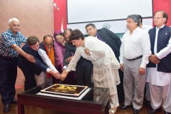La députée Asiya Nasir et d’autres orateurs ont coupé des gâteaux lors de l’évènement organisé en l’honneur du 200e anniversaire de la naissance de Bahá’u’lláh.
