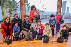 Les arbres donnés à Santiago ont grandi sur le terrain entourant la maison d’adoration bahá’íe. La communauté a fait don à la ville de ces végétaux, qui seront plantés dans des parcs et d’autres lieux.