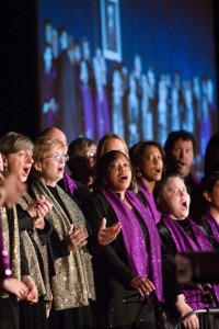 Le site témoigne de la diversité de la communauté mondiale bahá’íe et de l’ampleur de ses activités. Cette photo provient de Chicago, aux États-Unis. La chorale de la maison d’adoration bahá’íe y chante le 6 décembre 2008, à l’une des 41 conférences régionales organisées à travers le monde par la Maison universelle de justice.