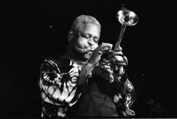 Dizzy Gillespie, qui aurait eu cent ans ce mois-ci, était un musicien américain dont on se souvient comme de l’un des plus grands trompettistes de jazz de tous les temps. (Photo publiée avec l’aimable autorisation de Roland Godefroy, Wikimedia Commons)