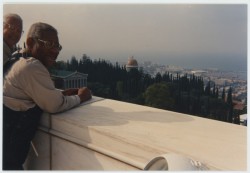 Gillespie en 1985, lors d’une visite au Centre mondial bahá’í.