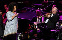 En l’honneur du 100e anniversaire de la naissance de Dizzy Gillespie, ses contributions au jazz sont célébrées par de nombreux concerts d’hommage dans le monde entier. Ici, la chanteuse Dianne Reeves et le trompettiste James Morrison se produisent avec le James Morrison Trio et le BBC Concert Orchestra sous la direction de John Mauceri au BBC Proms 2017. (Photo avec la permission de la BBC)