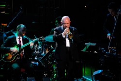 Le trompettiste James Morrison joue avec le James Morrison Trio et le BBC Concert Orchestra sous la direction de John Mauceri aux BBC Proms de 2017. (Photo avec la permission de la BBC)