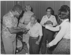 Dizzy Gillespie salue Saichiro Fujita, personnalité éminente de l’histoire bahá’íe et l’un des premiers bahá’ís japonais. Cette photographie a été prise au Centre mondial bahá’í en 1975. Gillespie a donné un concert lors de sa visite à Haïfa cette année-là.