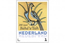 Aux Pays-Bas, le service postal national a émis deux timbres en édition limitée conçus pour le bicentenaire. Sur ce timbre figure une calligraphie de l’artiste persan Mishkin-Qalam.
