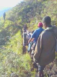 Afin d’imprimer les milliers d’invitations nécessaires pour les célébrations du bicentenaire dans le village de Daga en Papouasie-Nouvelle-Guinée, un groupe d’amis a transporté une photocopieuse à travers les montagnes.