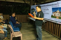 Un chef de village près de Chiang Mai lit le message du Premier ministre de Thaïlande adressé à la communauté bahá'íe.