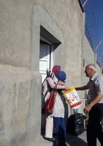 Fariba Kamalabadi quittant la prison où elle a été détenue injustement pendant dix ans. Elle est accueillie par des membres de sa famille