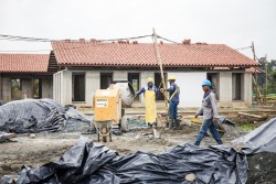 Des progrès importants ont été réalisés dans la construction des structures auxiliaires entourant la maison d’adoration. L’infrastructure des bâtiments destinés au service est en place, et les tuiles du toit et les carrelages du sol sont en train d’être posés.