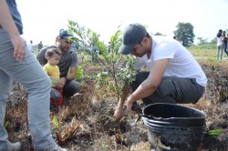 Des bénévoles plantent des arbres sur le nativo bosque, une forêt indigène près de la future maison d’adoration du Norte del Cauca.