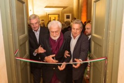 Paolo Marzotto, ancien directeur général de Industria Marmi Vicentini, âgé de 92 ans, coupant le ruban lors de l’inauguration de l’exposition du musée Palladio. À droite, Silvio Xempero, le directeur général de Margraf.