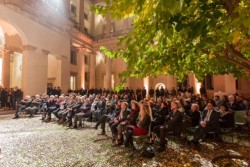 Des invités à la réception d’ouverture de « Architecture et marbre: symbiose de l’inventivité et de la matière », une exposition au musée Palladio soulignant la contribution de l’Italie à plusieurs bâtiments bahá’ís emblématiques.