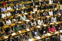 La Chambre des députés du Brésil, la Chambre basse du Congrès national, a organisé le 29 novembre un évènement spécial appelé séance solennelle en l’honneur du bicentenaire de la naissance de Bahá’u’lláh.