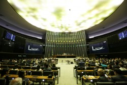 Pendant la séance extraordinaire, des représentants du Congrès ont parlé de la vie et des enseignements de Bahá’u’lláh, et notamment de la paix, de l’égalité des hommes et des femmes, du rôle de la jeunesse dans la transformation sociale, de la justice et de l’éducation.